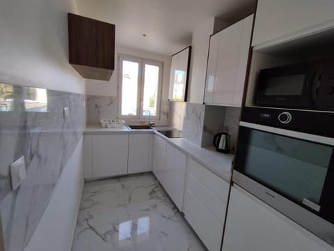 Très bel appartement à Paris et La Défense Apartment in Courbevoie