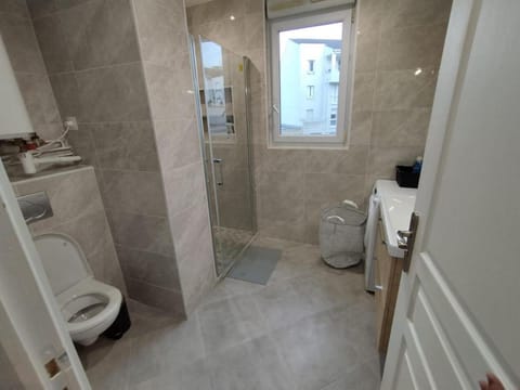 Très bel appartement à Paris et La Défense Apartment in Courbevoie