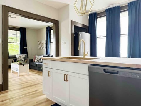 House of Color EVV Stylish Apartments Apartment in Evansville