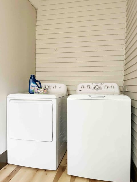 House of Color EVV Stylish Apartments Apartment in Evansville