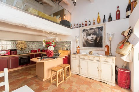 Kitchen or kitchenette, dishwasher, oven, stove