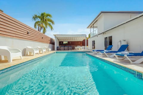 Property building, Swimming pool, sunbed