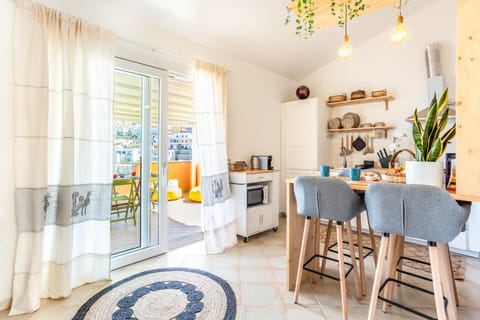 Living room, Seating area, Dining area, oven, stove