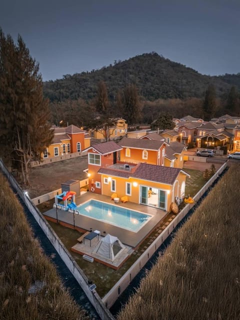 Property building, Natural landscape, Balcony/Terrace, Mountain view, Pool view, Swimming pool