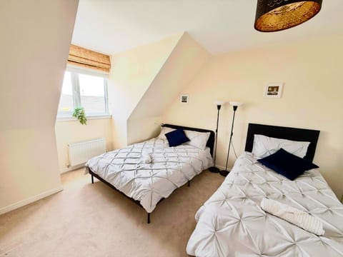 Torwood Townhouse - SuperFast WiFi, Contractor Friendly with Free Parking House in Edinburgh