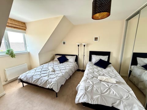 Torwood Townhouse - SuperFast WiFi, Contractor Friendly with Free Parking House in Edinburgh