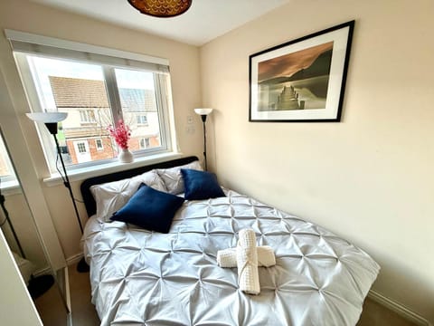 Torwood Townhouse - SuperFast WiFi, Contractor Friendly with Free Parking House in Edinburgh