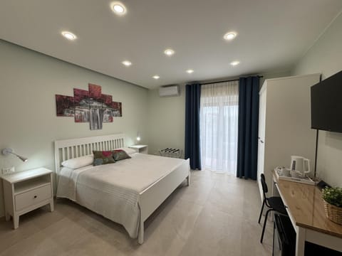 Bed, TV and multimedia, Photo of the whole room, Bedroom, air conditioner