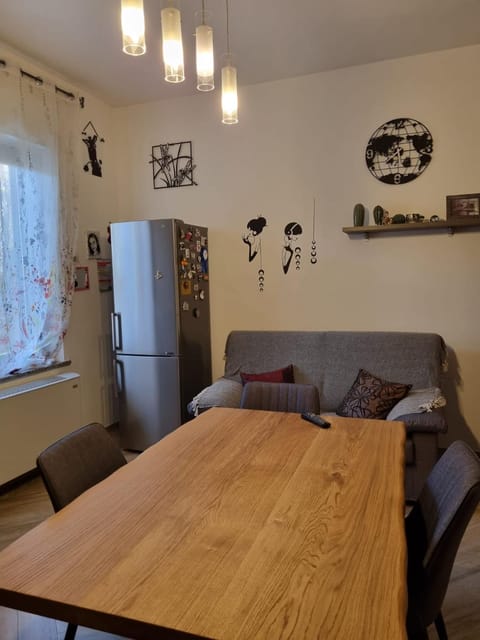 Kitchen or kitchenette, Living room, Seating area, Dining area, oven