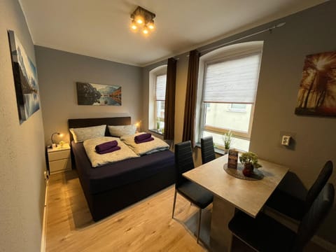 Bed, Photo of the whole room, Seating area, Dining area, Bedroom