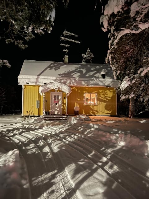 Mysigt hus på hästgård, strax utanför Kiruna House in Norrbotten County, Sweden