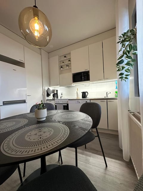 Coffee/tea facilities, Kitchen or kitchenette, Dining area, dishwasher, oven