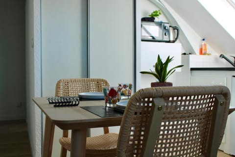Kitchen or kitchenette, Dining area, microwave