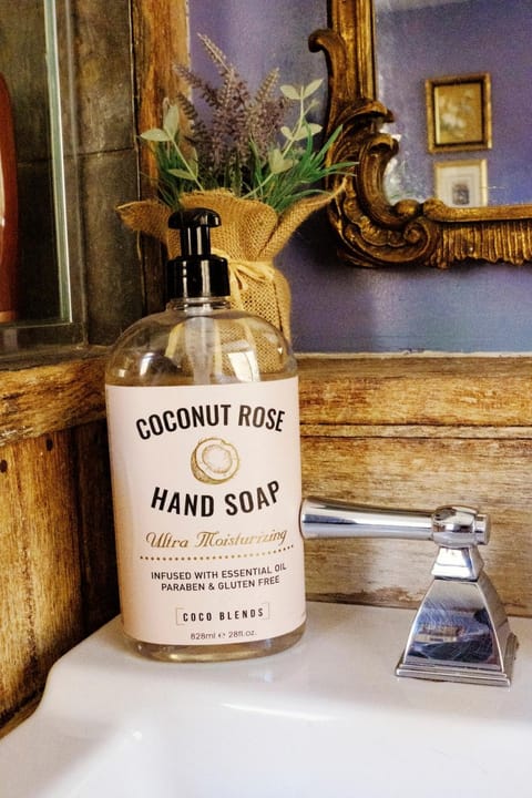 Luxurious sky loft with giant soaker tub, steam room, views Apartment in Phoenicia