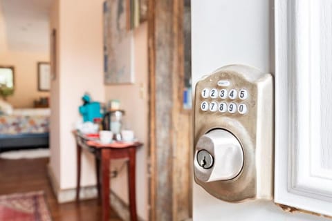 Luxurious sky loft with giant soaker tub, steam room, views Apartment in Phoenicia