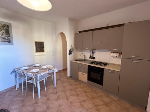 Kitchen or kitchenette, Dining area, oven, pet friendly, stove