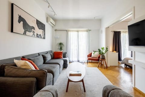 TV and multimedia, Living room, Seating area, air conditioner