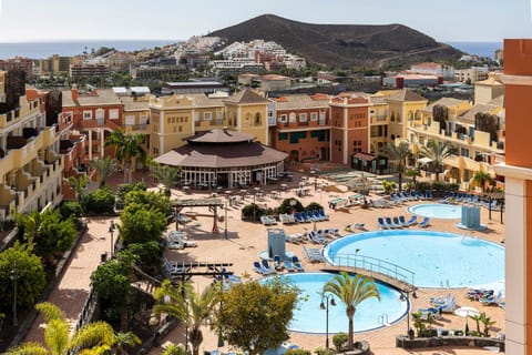 Property building, Restaurant/places to eat, Day, Bird's eye view, Lounge or bar, City view, Swimming pool, Swimming pool, Location, sunbed