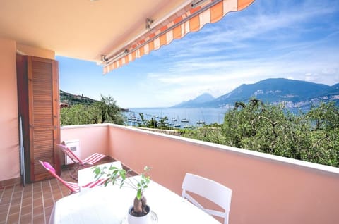 View (from property/room), Balcony/Terrace, Dining area, Lake view, Mountain view