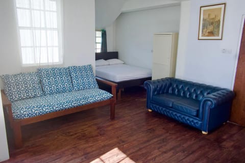 Bed, Living room, Photo of the whole room, Seating area, Bedroom