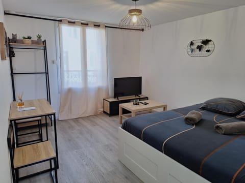 Bed, TV and multimedia, Living room, Seating area, Dining area, Bedroom, internet, internet, storage, towels, towels, air conditioner, air conditioner