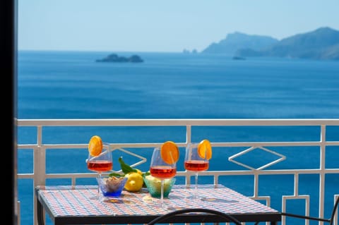 Day, Natural landscape, View (from property/room), Balcony/Terrace, Food and drinks, Dining area, Food, Sea view, Drinks
