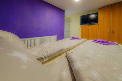 Bed, TV and multimedia, Bedroom