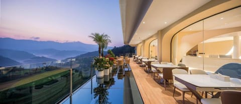 Natural landscape, View (from property/room), Balcony/Terrace, Seating area, Dining area, Mountain view