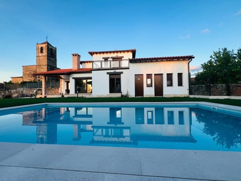 Property building, Day, Natural landscape, Garden, Landmark view, Mountain view, Pool view, Swimming pool