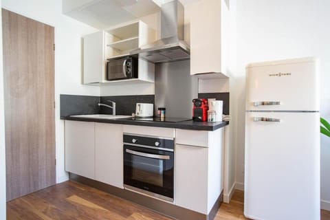 Coffee/tea facilities, Kitchen or kitchenette, dishwasher, microwave, oven, stove, toaster