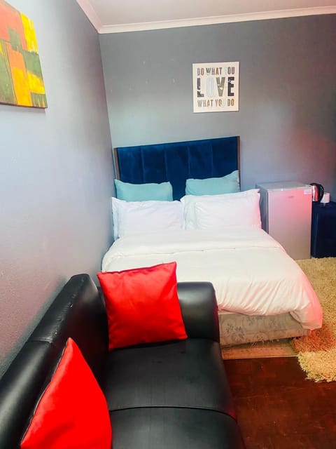 Bed, Photo of the whole room, Seating area, Bedroom, group of guests, bunk bed, Family