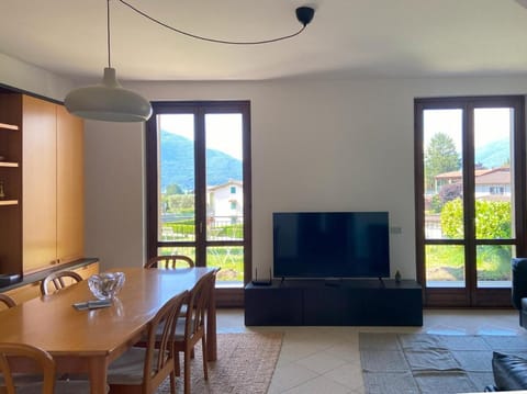 Communal lounge/ TV room, Living room, Seating area, Dining area, Evening entertainment