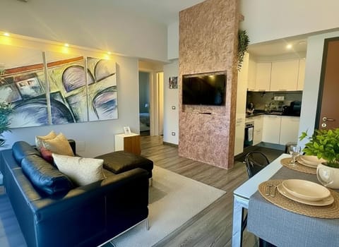 Communal lounge/ TV room, TV and multimedia, Kitchen or kitchenette, Living room, Seating area, Dining area, internet, air conditioner