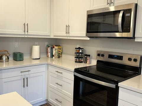 Kitchen or kitchenette, dishwasher, stove