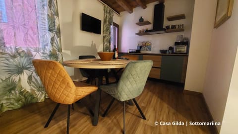 Communal lounge/ TV room, TV and multimedia, Kitchen or kitchenette, Living room, Seating area, Dining area, oven, pet friendly, stove