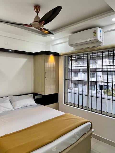 Bed, Photo of the whole room, Bedroom, wardrobe, air conditioner