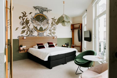 Bed, Seating area