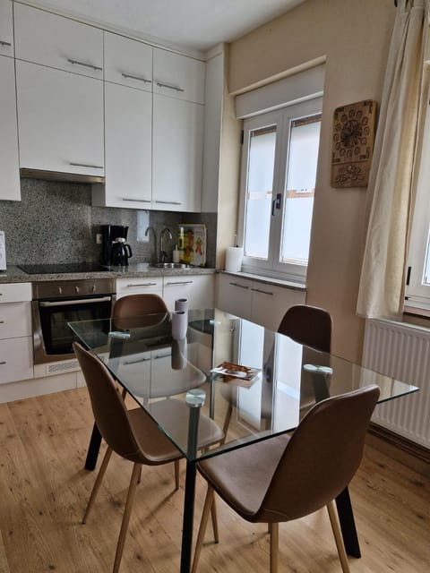 Dining area, pet friendly, stove