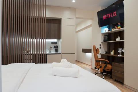 Bed, TV and multimedia, Kitchen or kitchenette, Photo of the whole room, Bedroom