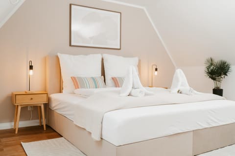Photo of the whole room, Bedroom, towels