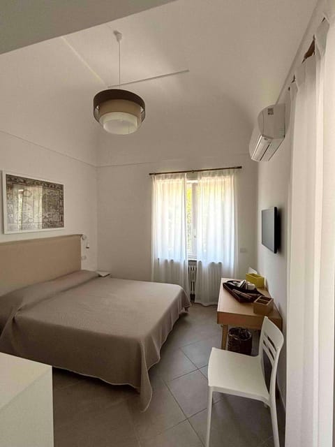 Bed, TV and multimedia, Decorative detail, Bedroom, furniture, internet, air conditioner