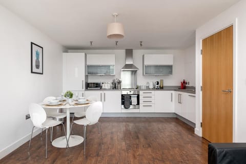 Kitchen or kitchenette, Dining area, oven, stove