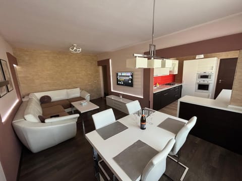 TV and multimedia, Living room, Photo of the whole room, Seating area, Dining area