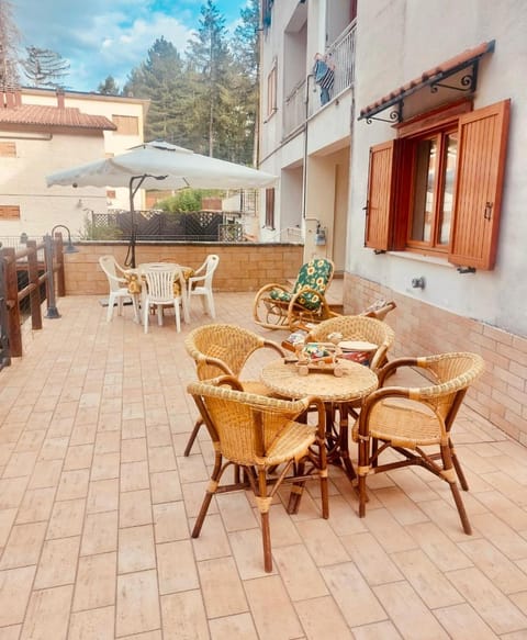 Property building, Patio, Balcony/Terrace, Seating area, Dining area