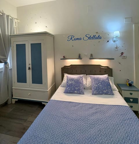 Photo of the whole room, Bedroom, wardrobe