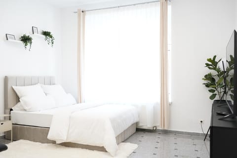 Bed, TV and multimedia, Bedroom