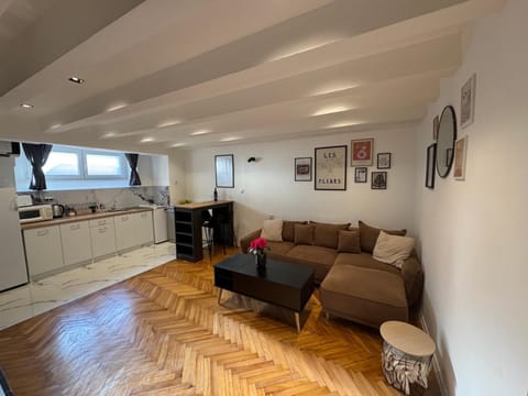 Kitchen or kitchenette, Living room, Seating area, minibar