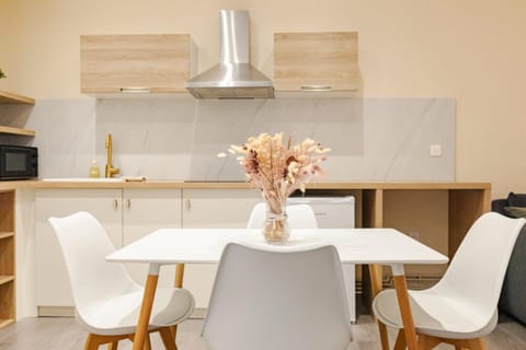 Kitchen or kitchenette, Seating area, Dining area, pet friendly