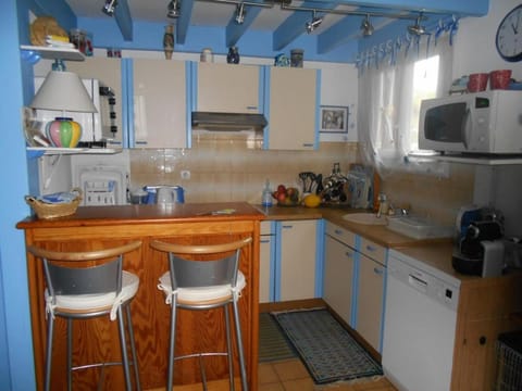 Coffee/tea facilities, Kitchen or kitchenette, dishwasher, microwave, oven, stove, toaster, washing machine