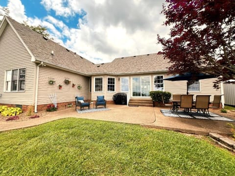Property building, Patio, Seating area, Dining area, Garden view
